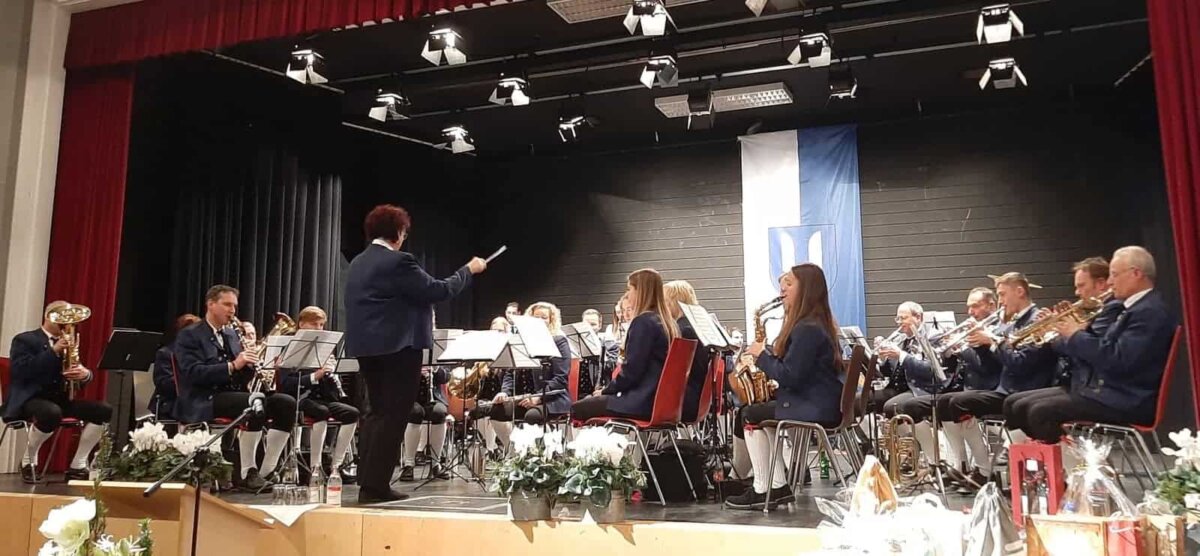Die Eintracht musiziert.