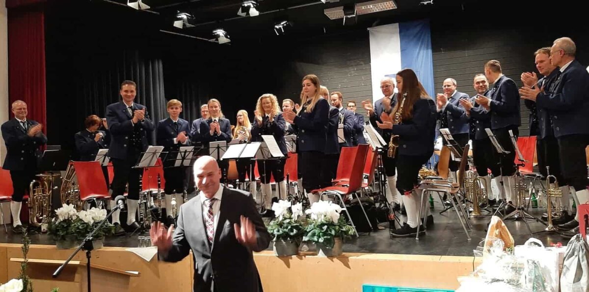 Auch die Musiker applaudieren ihrem "Swobi" zum Abschied.