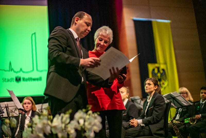 Bei der Verleihung der Bürgermedaille Rottweil: Gabi Schwarz erhält sie und eine Urkunde hier aus den Händen von Rottweils Oberbürgermeister Dr. Christian Ruf. Foto: Thomas Decker