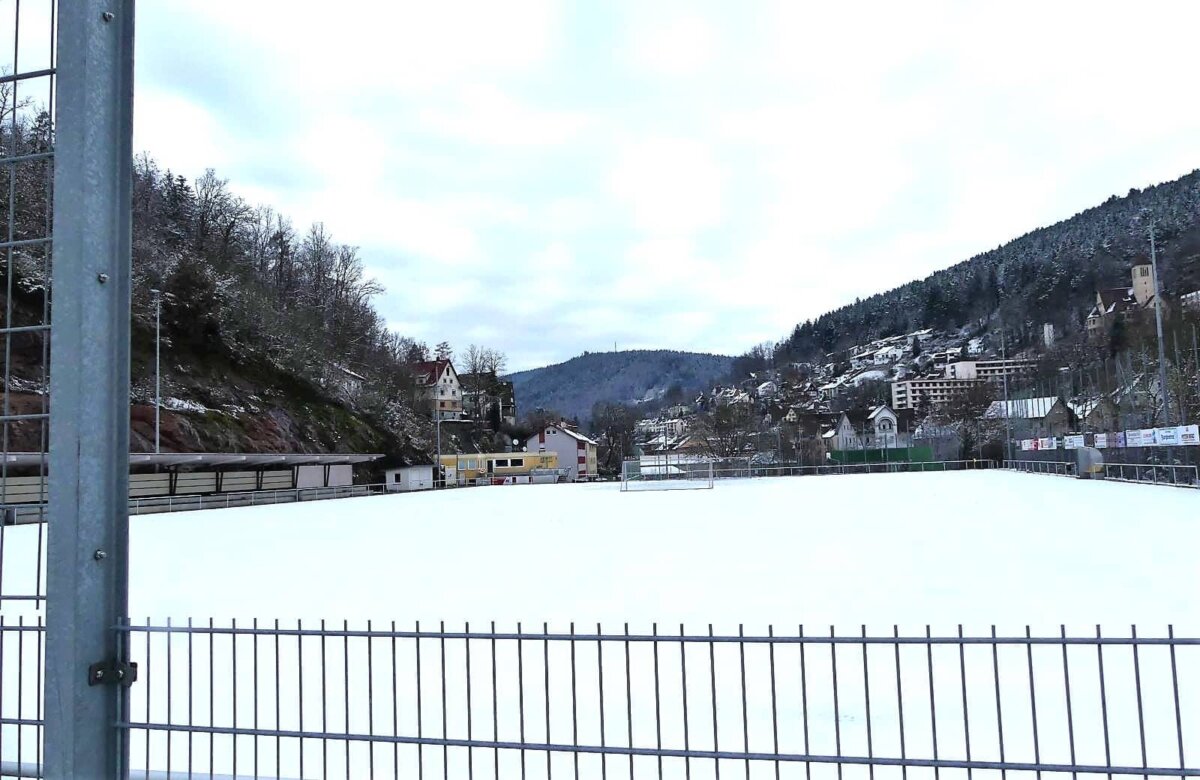 Der Schnee deckt die schlechten Stellen auf dem Bernecksportplatz  derzeit grnädig zu. Foto: him