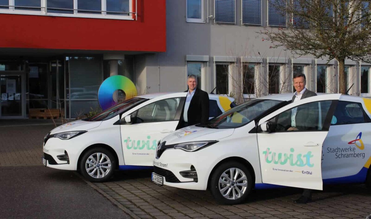 Damals noch sehr zufrieden Christian Blessing und Peter Kälble mit zwei der neuen E-Mobile im Januar. Archiv-Foto: pm 2021. den