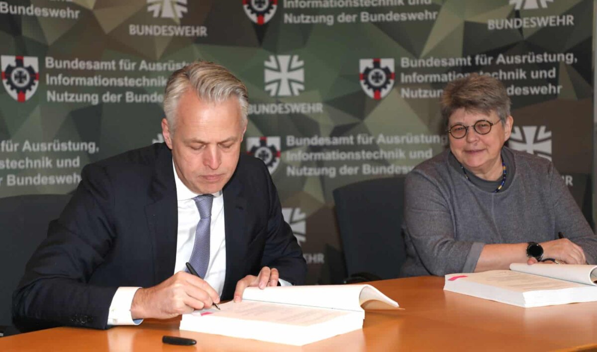 Vertragsunterzeichnung zum System Sturmgewehr durch den Vorstandsvorsitzenden der Heckler und Koch AG, Jens-Bodo Koch, und die Vizepräsidentin des Bundesamtes für Ausrüstung, Informationstechnik und Nutzung der Bundeswehr. Foto: Bundeswehr/Dirk Bannert