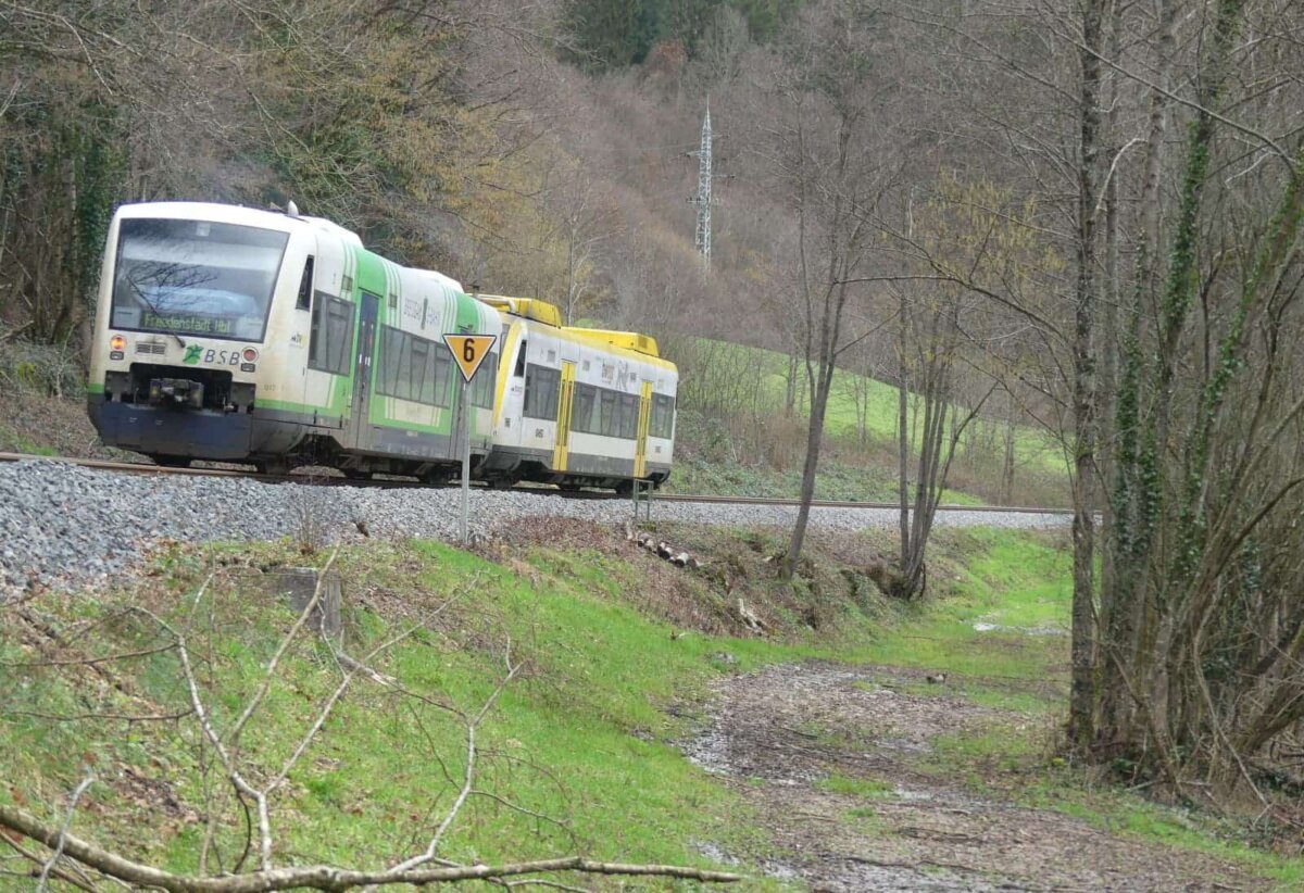 Gegen 12 Uhr konnte der Zug weiter fahren. Fotos: him