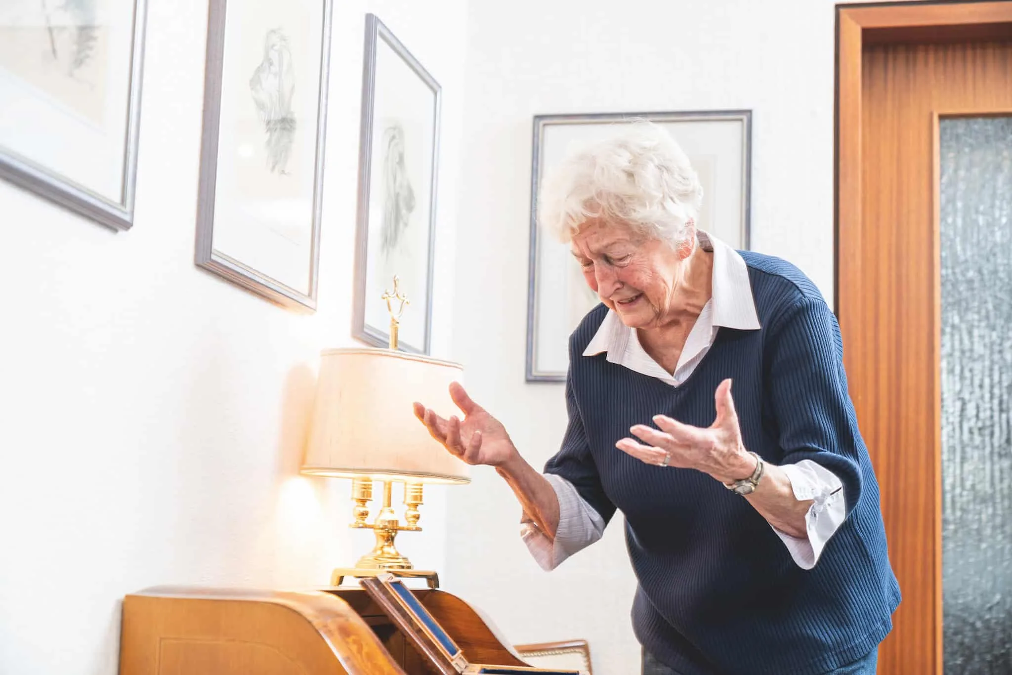 Bestohlene, verzweifelte Seniorin. Symbol-Bild: Polizeiliche Kriminalprävention der Länder und des Bundes