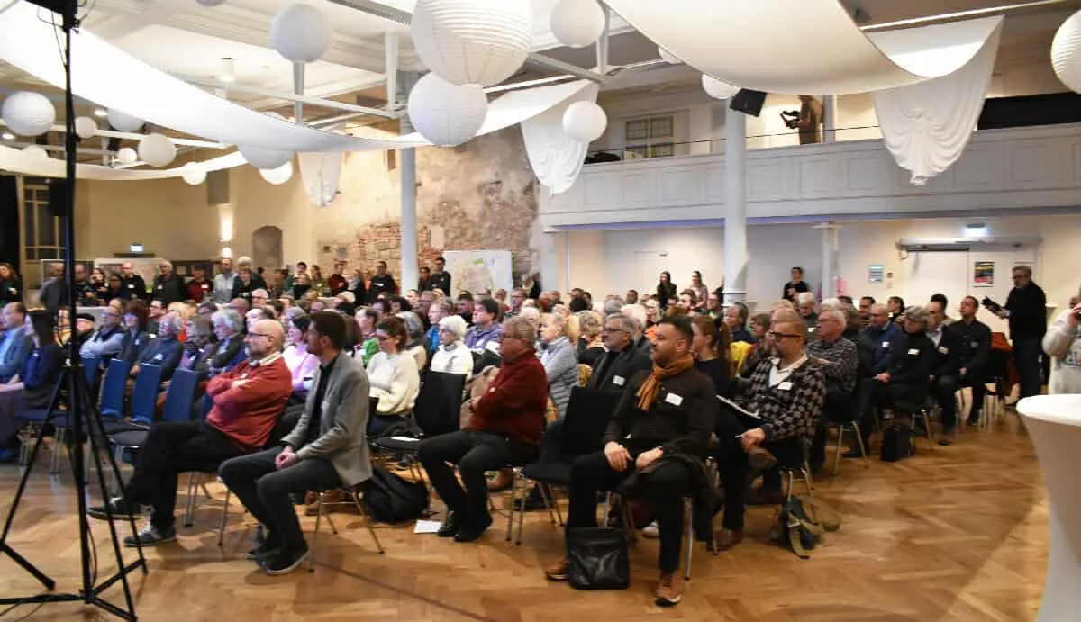 Viele Anwohnerinnen und Anwohner kamen in den Sonnensaal. Fotos: wede