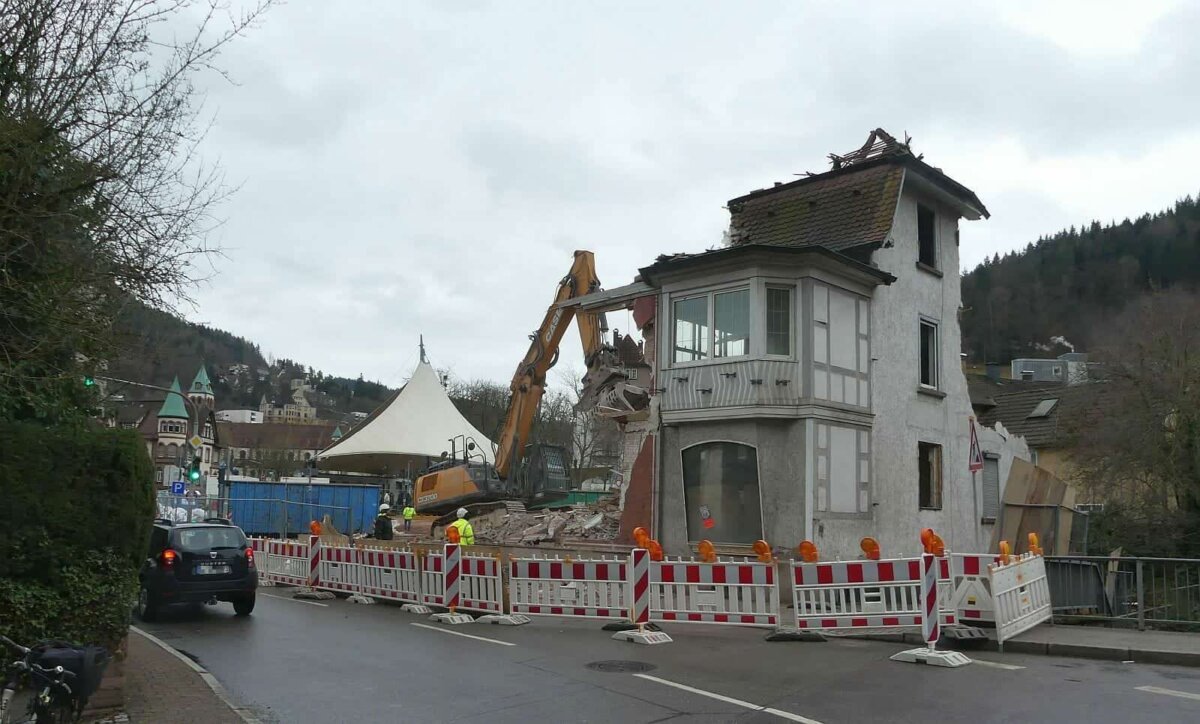 Das Apothekenschaufenster steht noch - und der Busbahnhof mit seinem markanten Zeltdach ist schon zu sehen. Foto: him