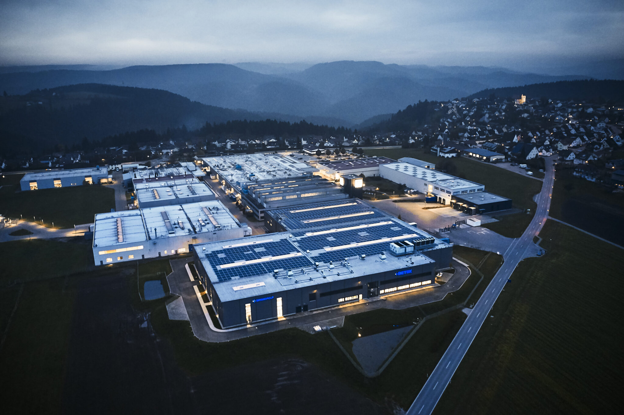 Das Werksgelände der SIMON GROUP mit den BETEK Werken im Zentru. (Foto: SIMON GROUP)
