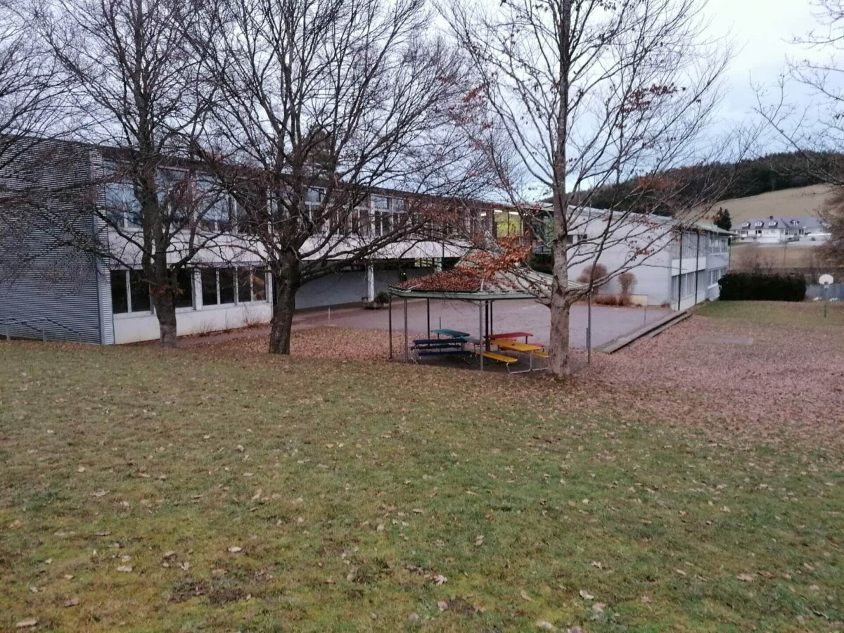 Bestehende Wellendinger Schule und Schulhof und Gelände davor, das jetzt nicht mehr für einen Neubau infrage kommt. Foto: Jochen Hermann