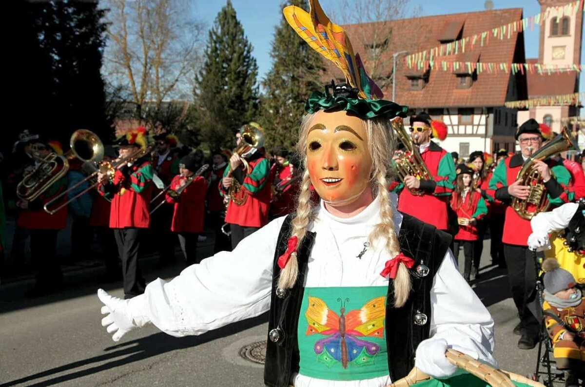 Ein Seedorfer Narr beim ersten Eschachsprung. Foto: Fritz Rudolf