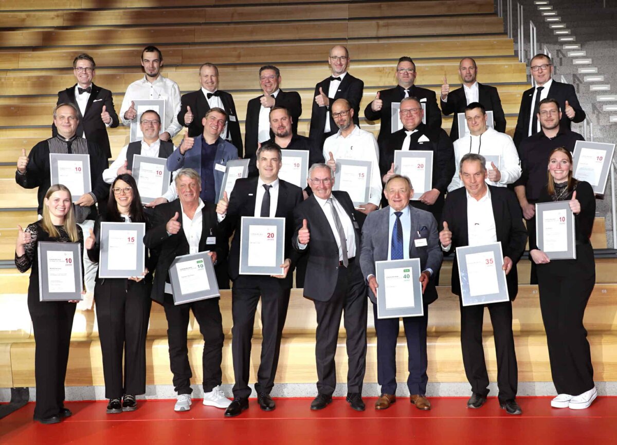 Ehrungen bei der Glatthaar Gruppe: Unser Bild zeigt die Jubilare zusammen mit Firmengründer Joachim Glatthaar (erste Reihe 5. v. l.) sowie den Geschäftsführern Michael Gruben (erste Reihe 4. v. l.), Dirk Wetzel (obere Reihe links) und Reiner Heinzelmann (obere Reihe rechts). Foto: Glatthaar Keller.