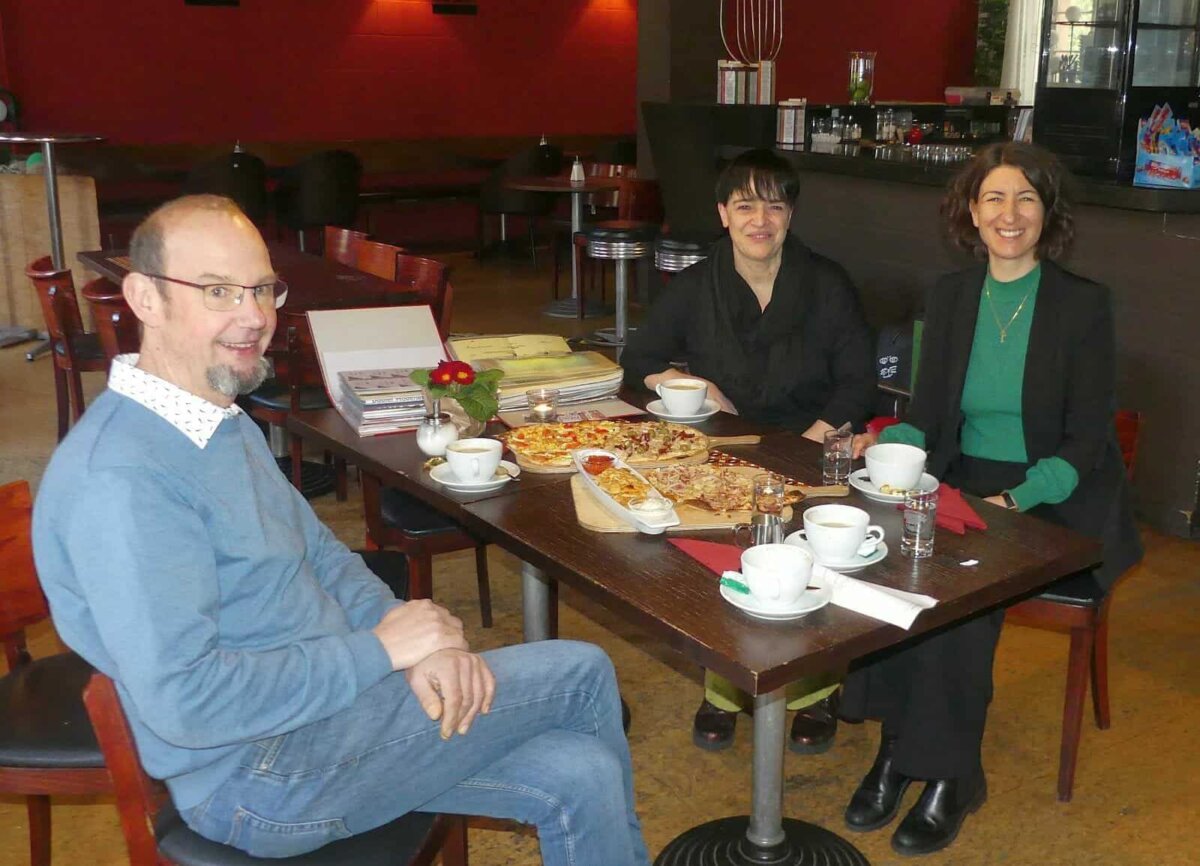 Freuen sich auf Flammkuchen und Flammini: Wirtschaftsförderer Ralf Heinzelmann, Kirsten Moosmann und OB Dorothee Eisenlohr. Foto: him