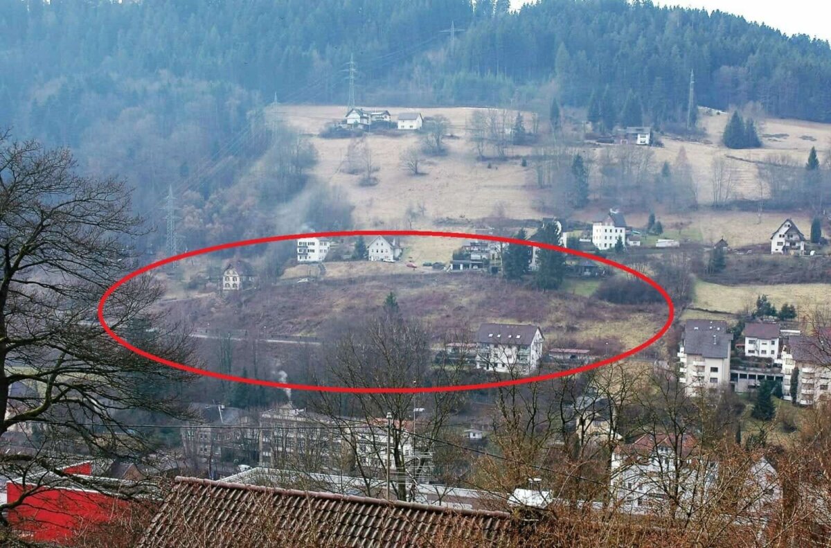 Auf diesem Hanggrundstück zwischen Burgweg und Rochus-Merz-Straße plant ein Esslinger Unternehmen eine Reihe von Doppelhäusern in Massivholz zu errichten. Archiv-Foto: him