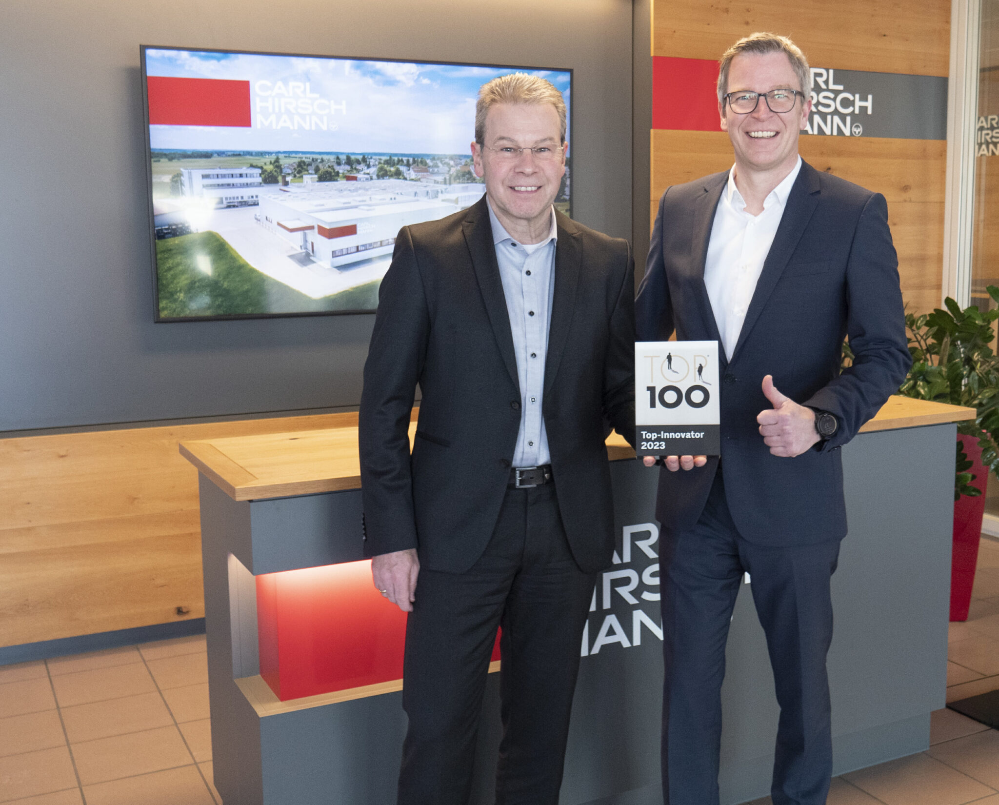 Die Geschäftsführer Rainer Harter (li) und Andreas Jesek (re) freuen sich über die Auszeichnung mit dem Innovations-Award „TOP 100“, den Carl Hirschmann zum zweiten Mal gewonnen hat.         Foto: Carl Hirschmann