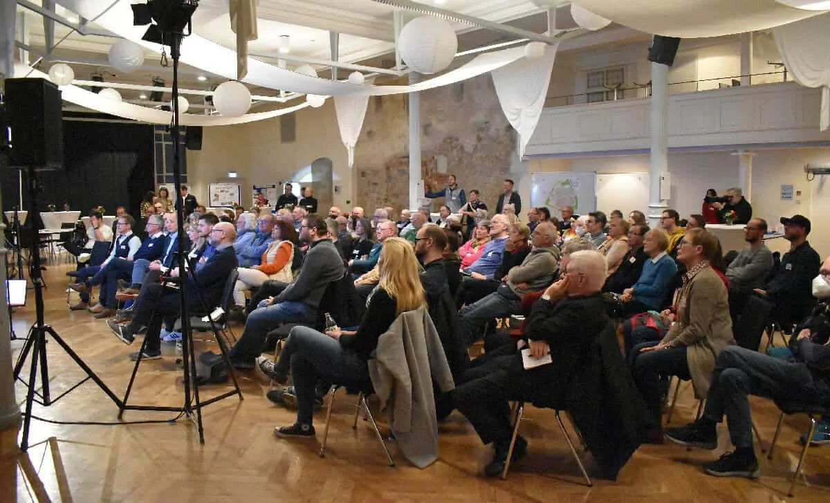 Voll besetzte Ränge gab es beim Quartiersgespräch im Kapuziner. Fotos: weed
