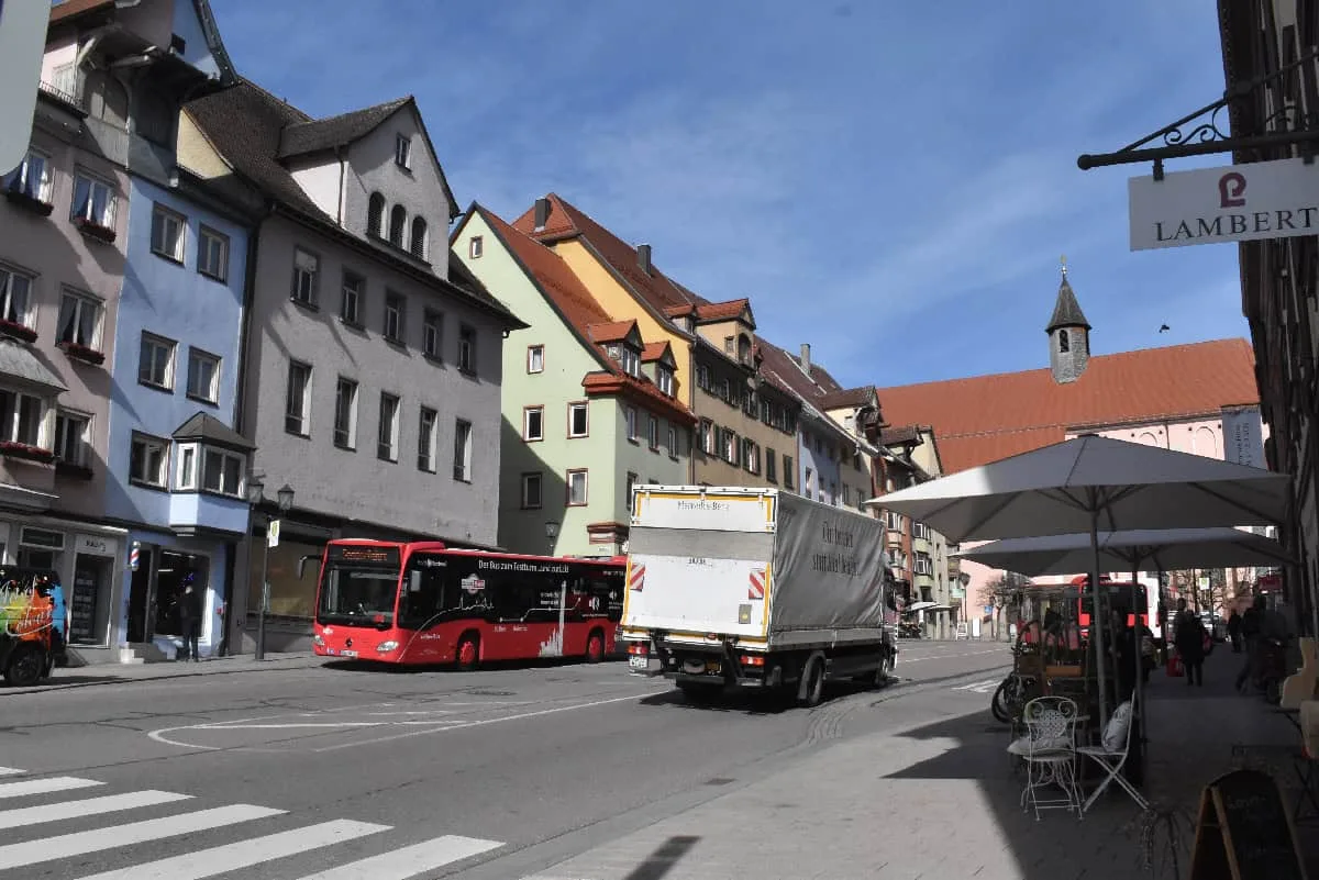 Friedrichsplatz heute, kurz vor 11 Uhr. So ähnlich könnte es auch nach dem 1. Juli aussehen, denn der Autoverkehr darf nur noch in Richtung Kriegsdamm fahren, in Richtung des Lastwagen, und Busse auch in der Gegenrichtung. Foto: wede