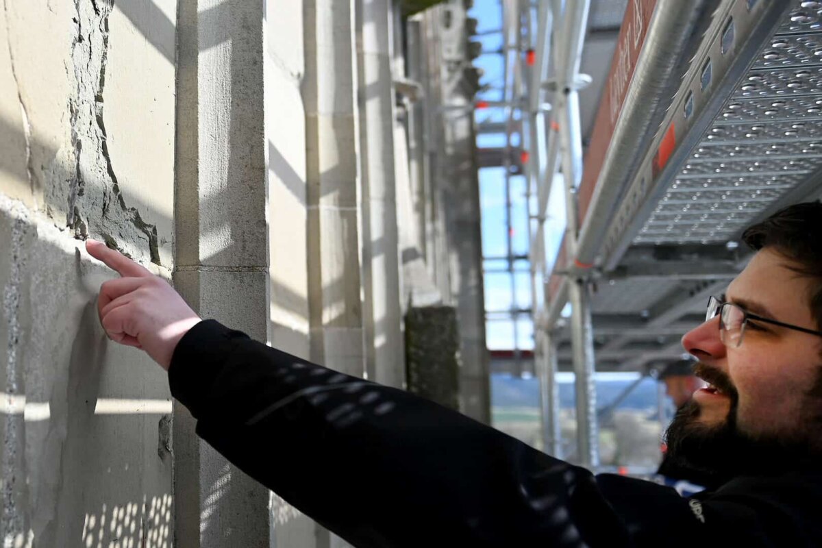 Direkt vor Ort konnten sich Experten aus ganz Deutschland am Samstag die Schäden am Kapellenturm ansehen. Foto: al