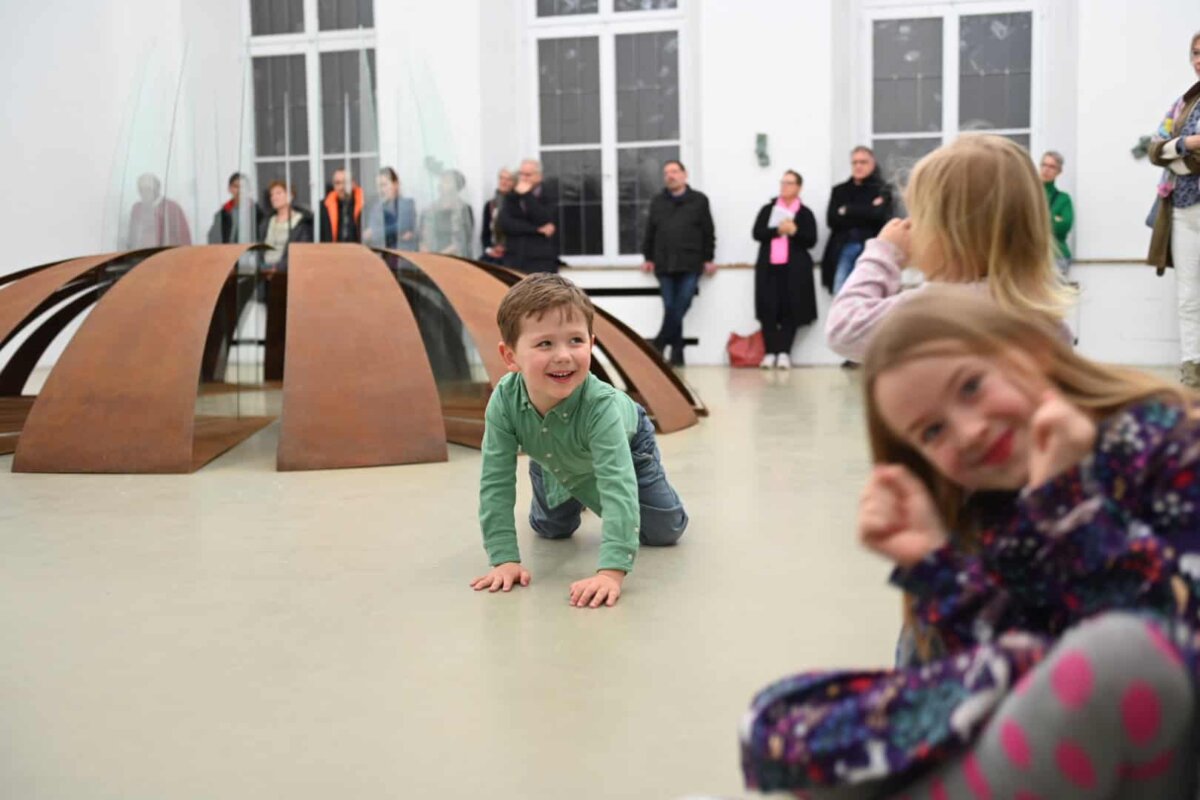 Bei der Eröffnung der neuesten Ausstellung am Samstagabend nahm Jürgen Knubben Stellung zur aktuellen Kontroverse umd Kunst im öffentlichen Raum. Foto: al