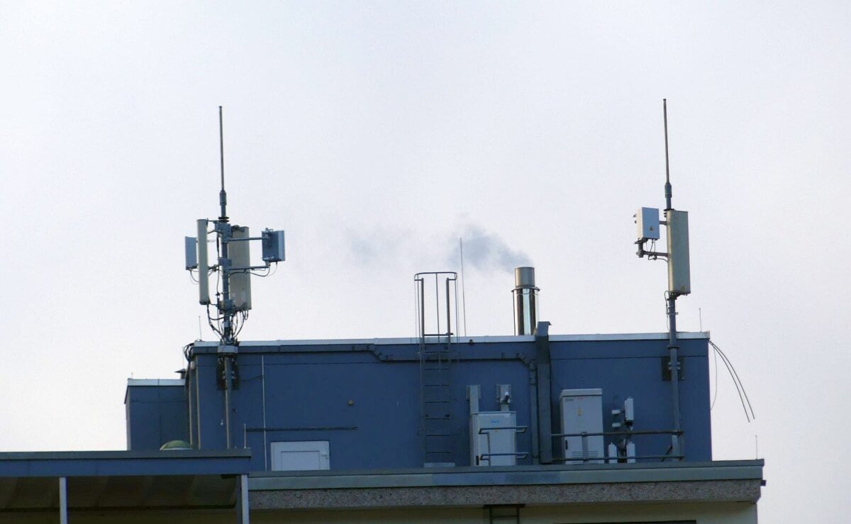 Neue Funkanlagen auf dem Cityhochhaus. Foto: him