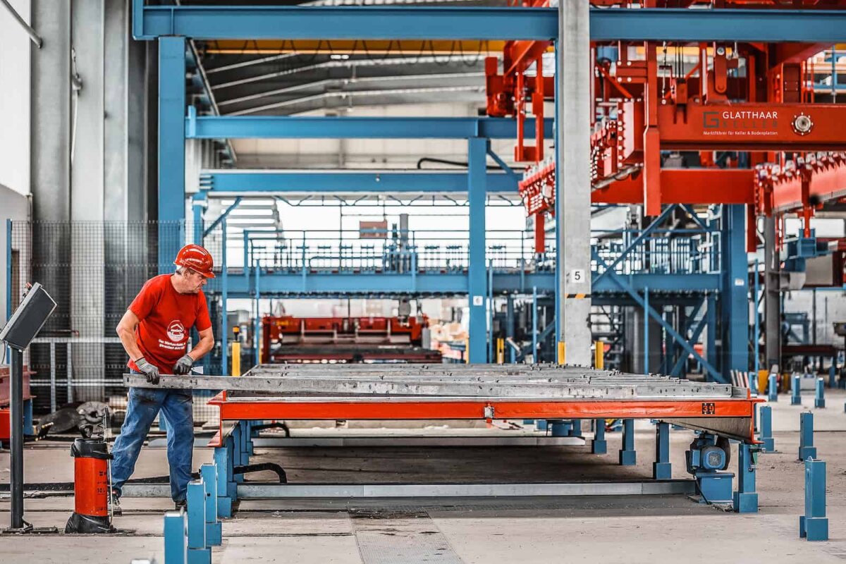 In modernen Fertigteilwerken werden die Wände der Glatthaar Keller individuell nach den jeweiligen Plänen hergestellt. Foto: Glatthaar Keller