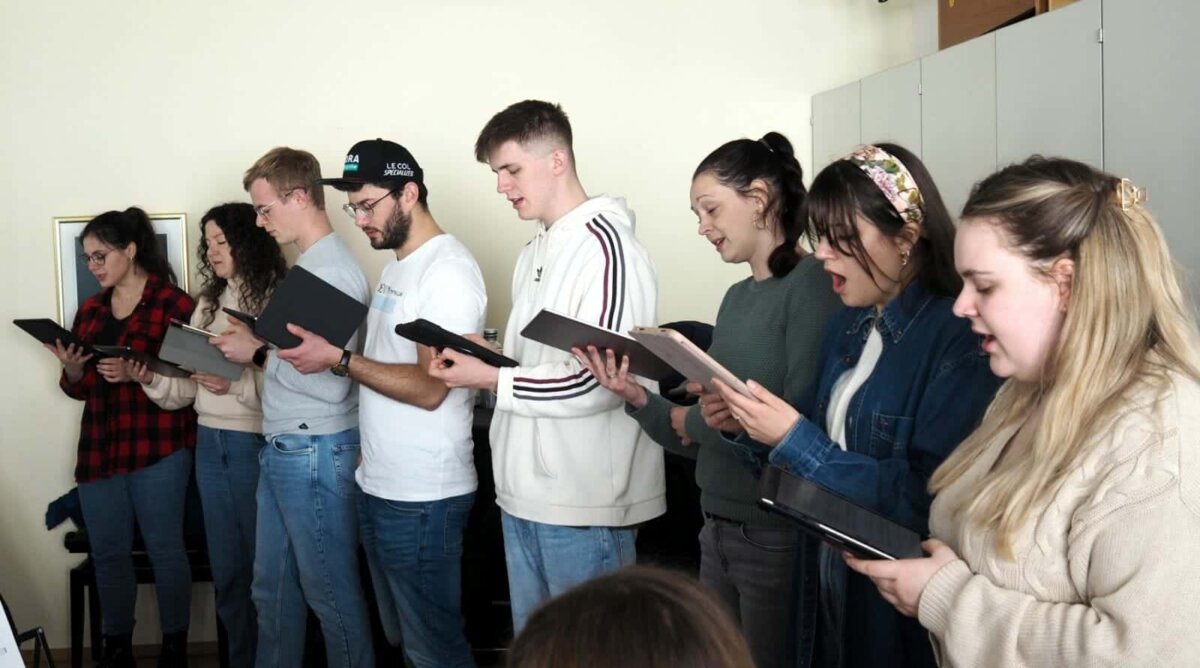 Frida Junghans. (Celine Gökoglu und Mirjam Hettich), Paul Landenberger (Tobias Bantle), Arthur Junghans (Dominik Dieterle), Erhard Junghans II (Anselm Pfaff), Luise Jungh.-Tobler (Steffi Flaig),  Marie Junghans (Lara Kiolbassa und Sophie Kussberger). Auf dem Foto fehlt Melchior (Fabian Penalver). Foto: pm