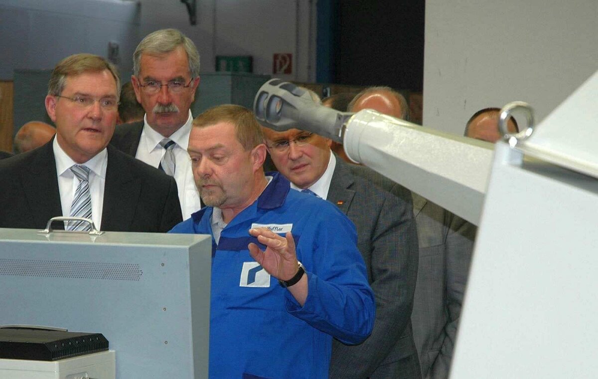 Beim Besuch des damaligen Bundesverteidigungsministers Franz-Josef Jung (CDU) im September 2005 zeigten Mitarbeiter von Rheinmetall in Oberndorf eine Marinebordkanone. Mit dabei der damalige parlamentarische Staatssekretär im Bundeswirtschaftsministerium Ernst Burgbacher, FDP, und der damalige CDU/CSU-Fraktionsvorsitzende im Bundestag, Volker Kauder (von links).
Archiv-Foto: him