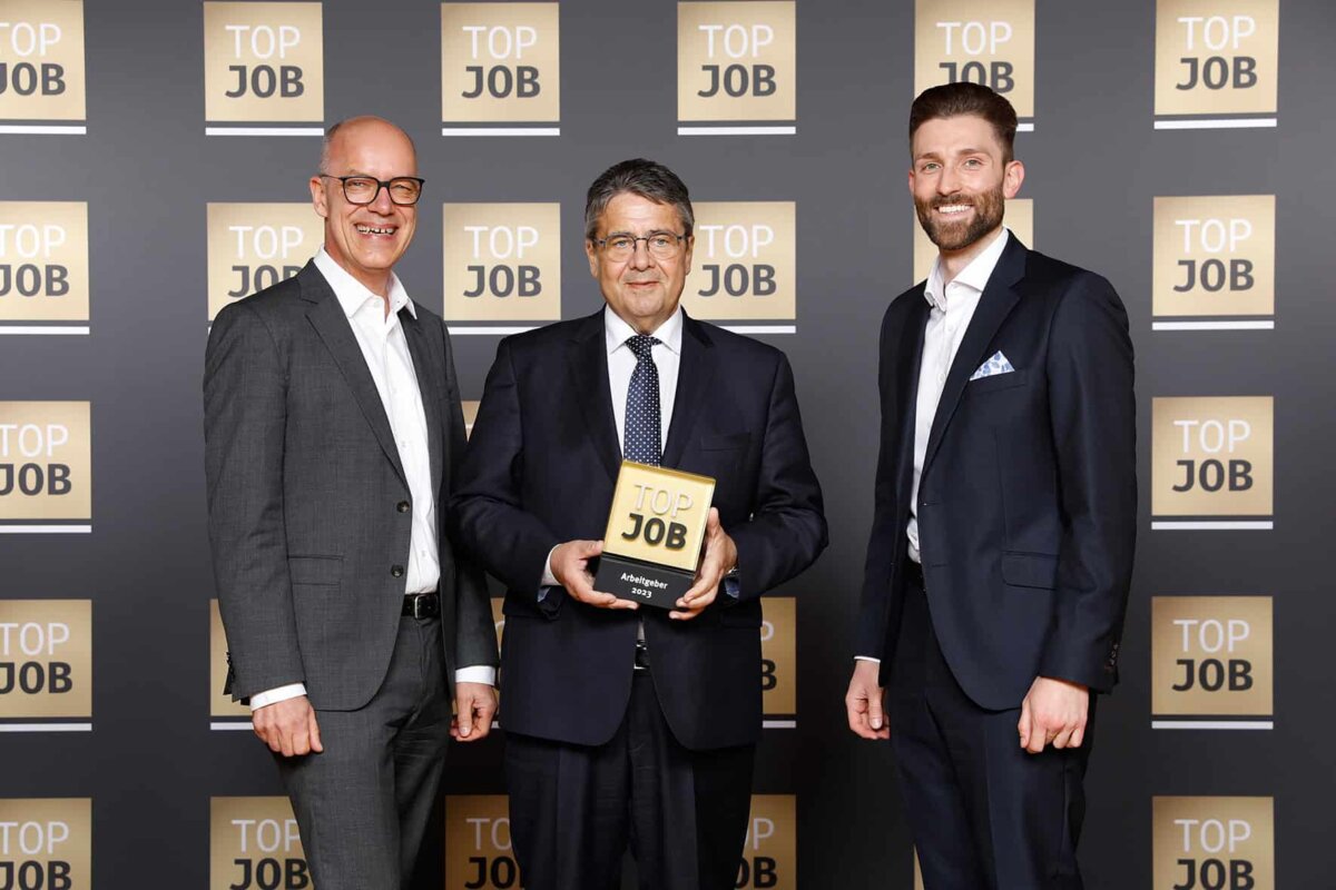 „Platz drei bei Top Job 2023“: Einen stolzen dritten Platz bei Top Job 2023 erzielte Kemmler Baustoffe, das auch eine Niederlassung in Oberndorf betreibt, in der Kategorie der größten mittelständischen Unternehmen Deutschlands: Auf dem Bild sind die Geschäftsführer Kurt Binder (links) und Julian Weiler (rechts) mit dem Top Job-Schirmherren Sigmar Gabriel bei der Preisverleihung in Berlin zu sehen. Bild: Top Job