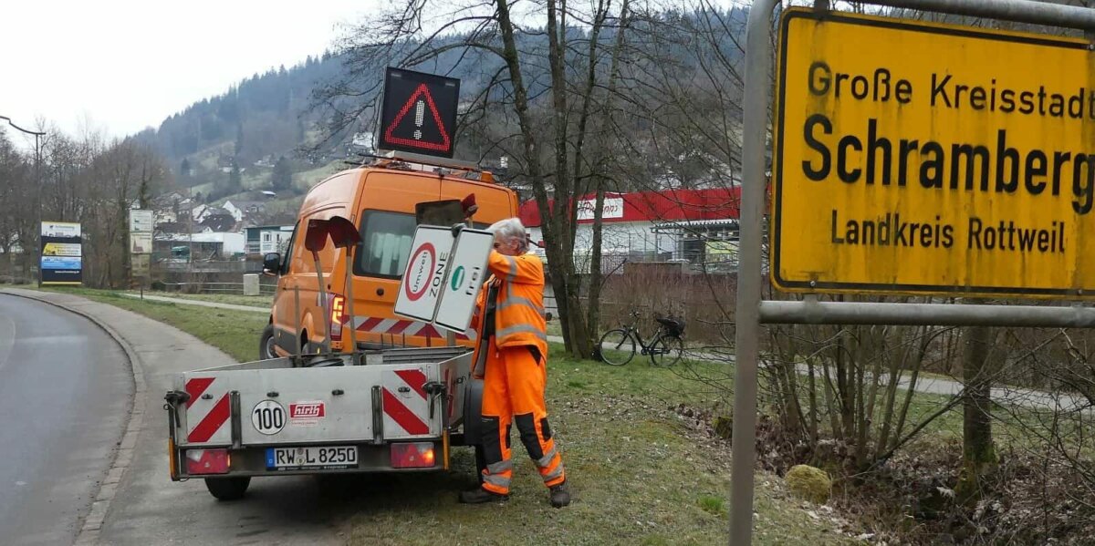 Volker Broghammer lädt das abmontierte Umweltzonenschild auf den Hänger. Foto: him