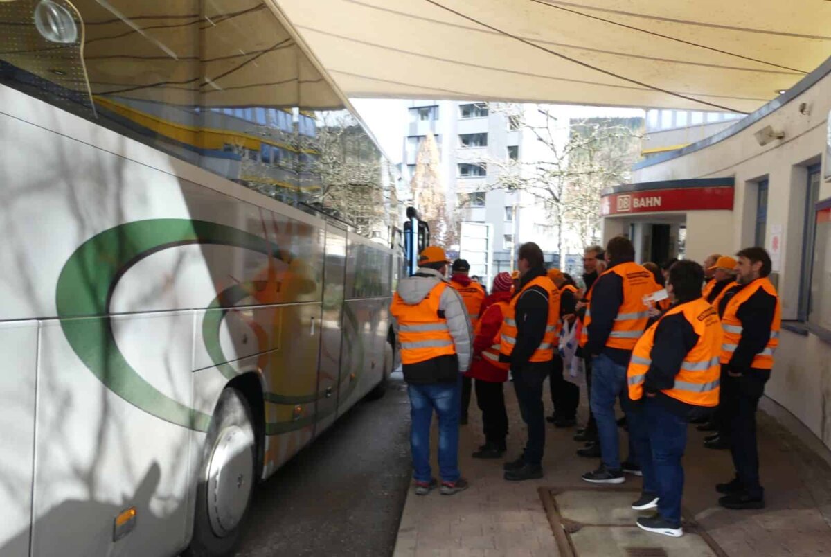 Lautstark begrüßen die Streikenden eine Bus eines Privatunternehmens. Fotos: him
