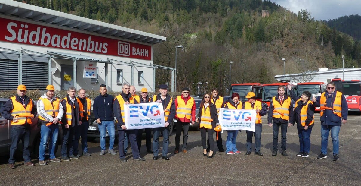 Am Busdepot versammelten sich am Montagvormittag die streikenden Busfahrerinnen und Busfahrer. Foto und Video : him