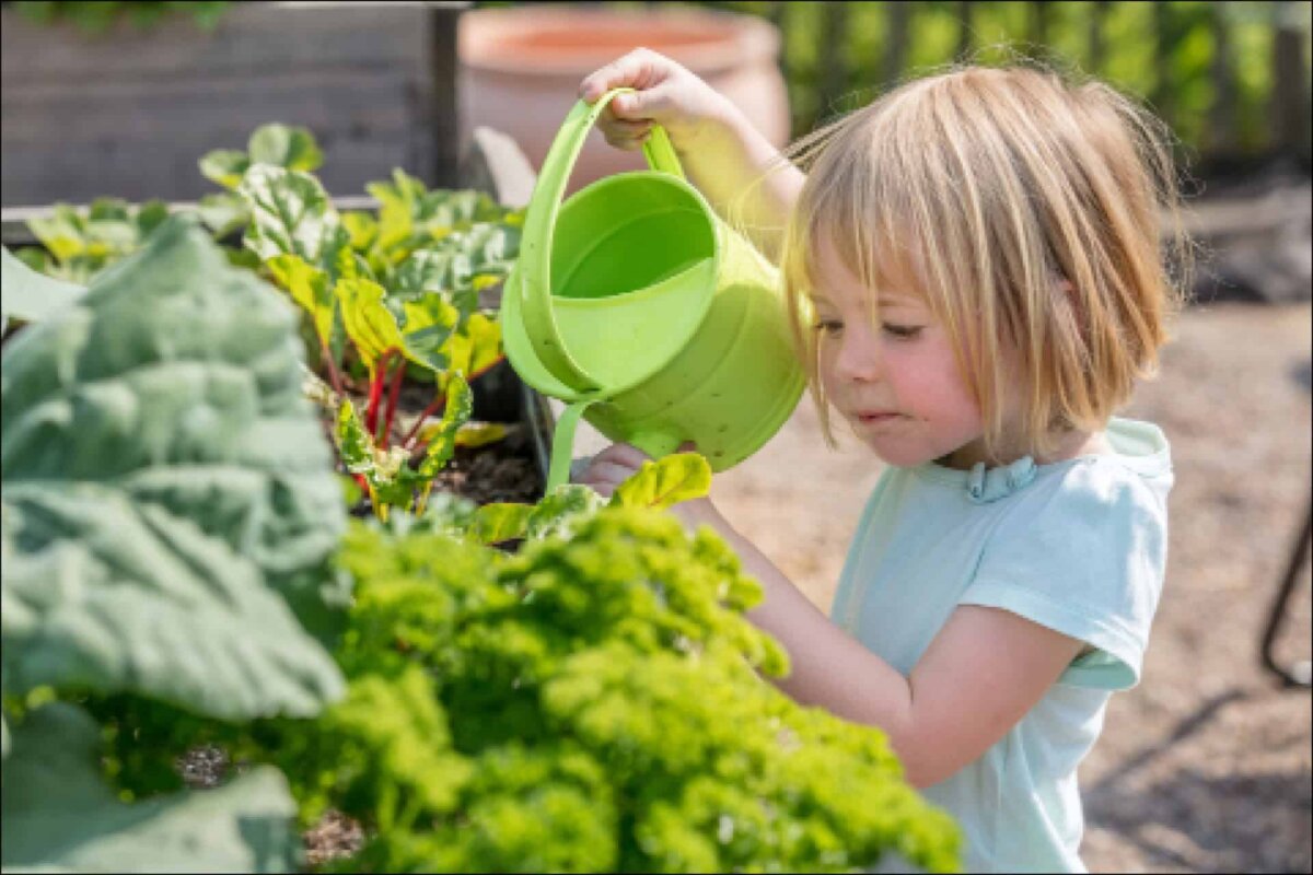 Gemüse im eigenen Hochbeet wachsen lassen - auch für Kinder ist es schön und sinnvoll, den natürlichen Kreislauf über Aussaat und Pflege bis zur Ernte miterleben zu können.
Foto: Neudorff/txn