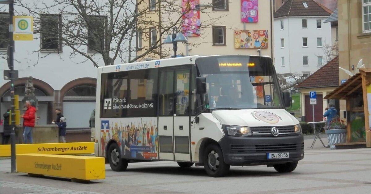 Der Bürgerbus wartet  vor dem Rathaus auf Fahrgäste.  Archiv-Foto: him