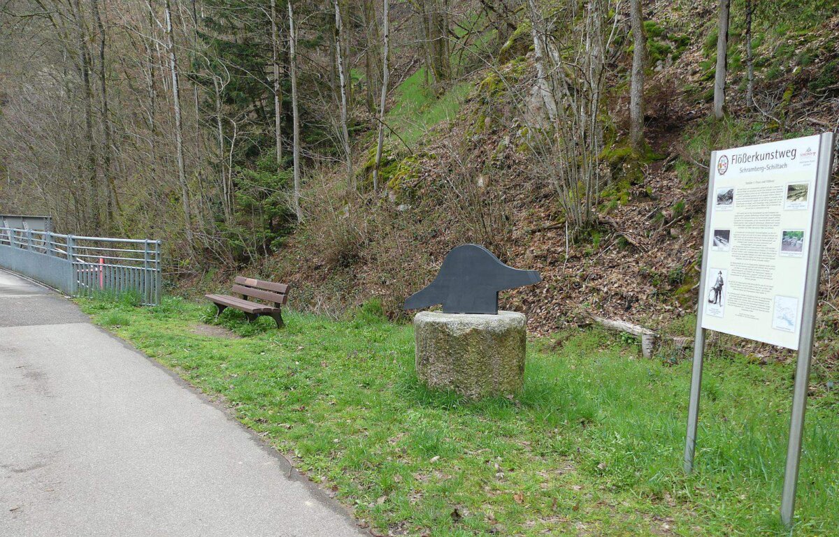 Hier sollen einmal die beiden Wächterfiguren von Ulrike Balkau stehen. Foto: him