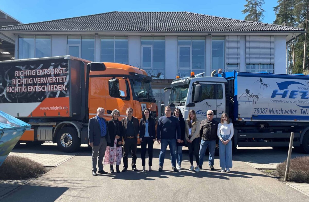 Der Mönchweiler Entsorger Hezel wurde mehrheitlich an Mielnik verkauft. Unser Bild zeigt (von links): Heinz-Jürgen, Angelika, Uwe und Tanja Hezel, Patrick Mielnik, Tanja Griesser, Jule, Dimian und Merle Mielnik. Foto: pm