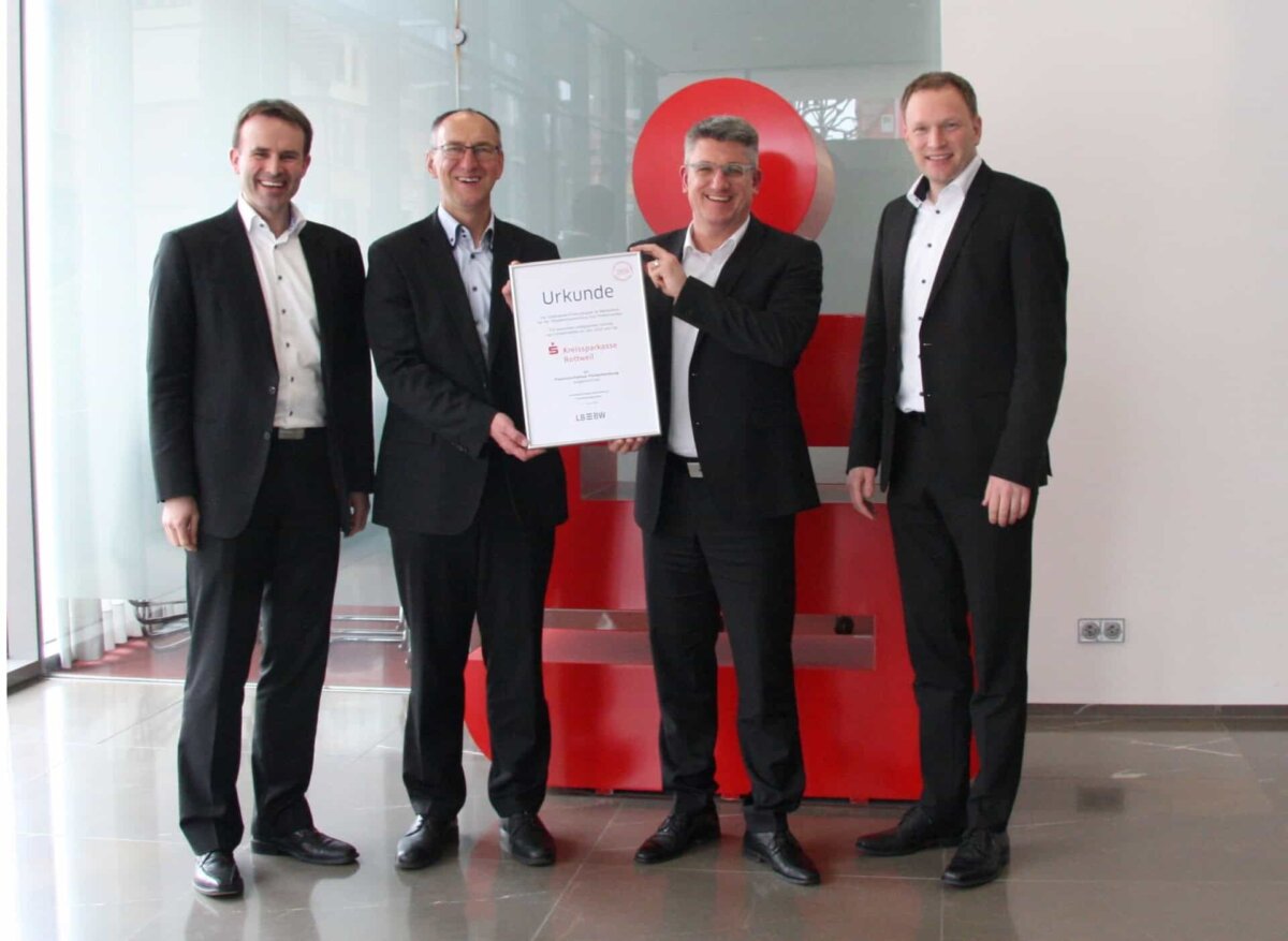 Frank Wenz, Leiter des Förderkreditgeschäfts bei der LBBW und sein Stellvertreter, Sascha Fürst, überreichten die Urkunde an die beiden Vertreter der Kreissparkasse, Christian Kinzel und Daniel Rühle, Direktor Unternehmenskunden und gratulierten zum hervorragenden Ergebnis. Foto: pm