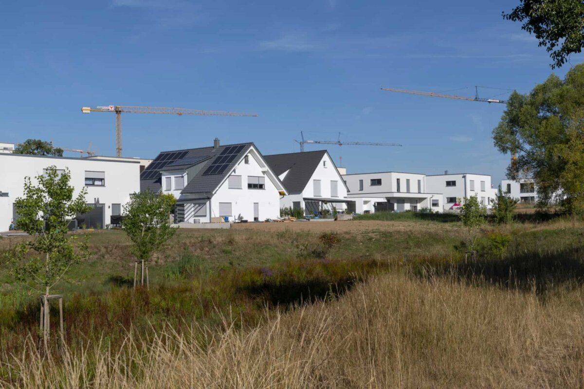 Wer ein Haus bauen will, braucht zunächst ein Grundstück – doch was ist bei der Suche zu beachten? Foto: Bausparkasse Schwäbisch Hall