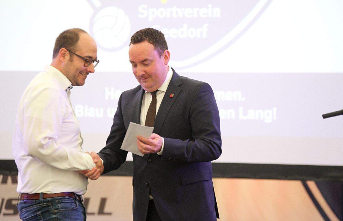 GK8F3815a_Buergermeister-Peter-Schumacher-uebergibt-Scheck-an-SV-S-Vorstand-Jens-Wild