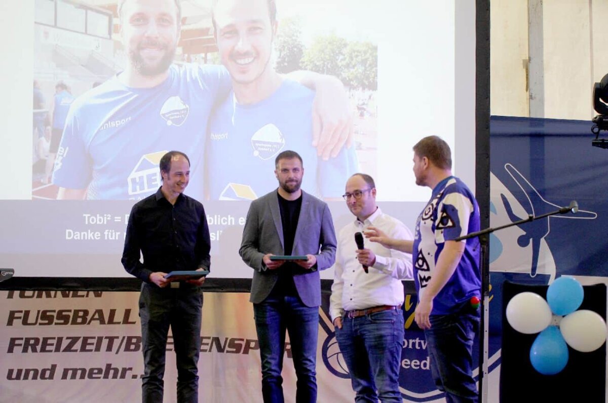 GK8F3909a_Verabschiedung-der-beiden-SV-S-Trainer-Tobias-Heizmann-und-Tobias-Bea-durch-die-Vorstandsmitglieder-Jens-Wild-und-Martin-Kirschner