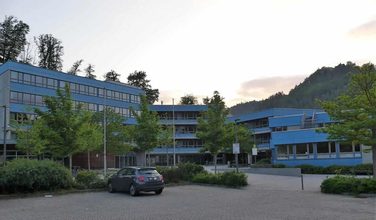 Abendstimmung am Gymnasium. Foto: him
