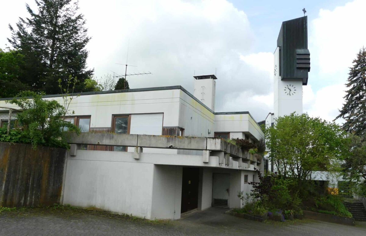 Das "alte Pfarrhaus" in Waldmössingen: ein  Flachdachbau aus den 70er Jahren. Im Untergeschoss wäre Platz für Lager. Foto: him
