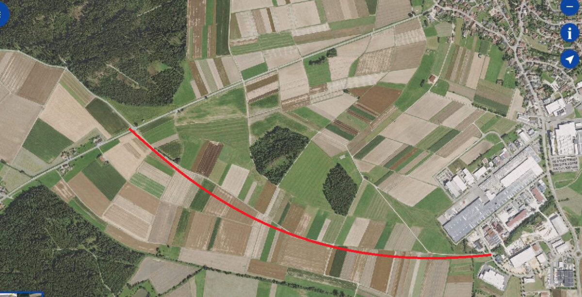 Hier soll der künftige Radweg einmal verlaufen. Die rote Linie zeigt etwa den Verlauf des bestehenden Feldwegs. Foto: geoportal bw
