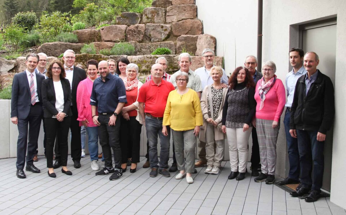 Die SIMON GROUP ehrte im Mai die Jubilarinnen und Jubilare von 2022 für 25, bzw. 40 Jahre Betriebszugehörigkeit. (Foto: Jahnke, SIMON GROUP)