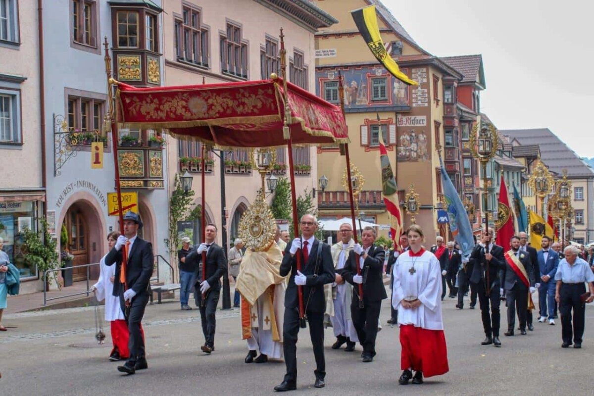 Die Fronleichnamsprozession zieht durch die Stadt Rottweil. Archivfoto: Berthold Hildebrand