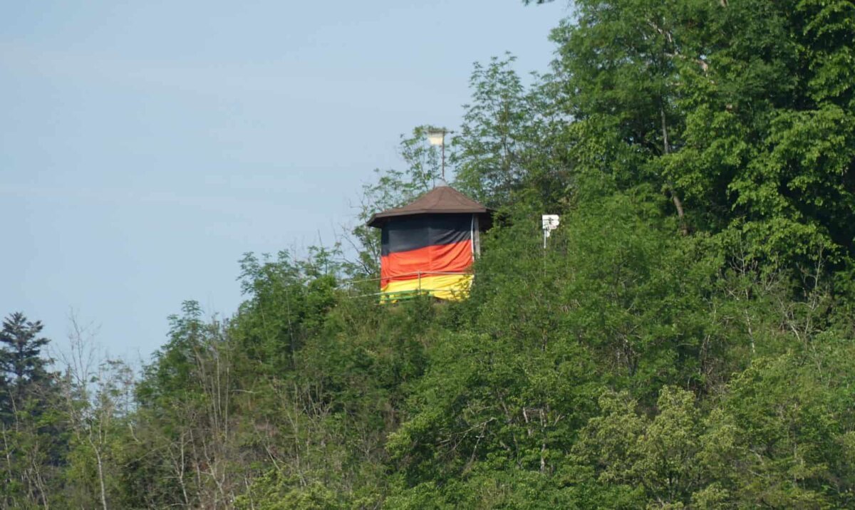 Weithin sichtbar zierte vor einem Jahr eine schwarz-rot-goldene Fahne das Aussichtshäusle. Nun wieder im Juni. Archiv-Foto: him