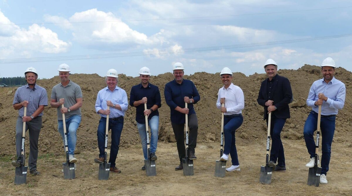BU: Werner Mauch von der Firma Stumpp, René Faras von BERB Georg Bantle, Firma Bantle, Rainer Fus, Firma Fichter, Norbert Fichter, Stoyan Dimitrov Disto und Bauherr, Stefan Teufel, MdL, und Marco Teufel Marketing.
Foto: him