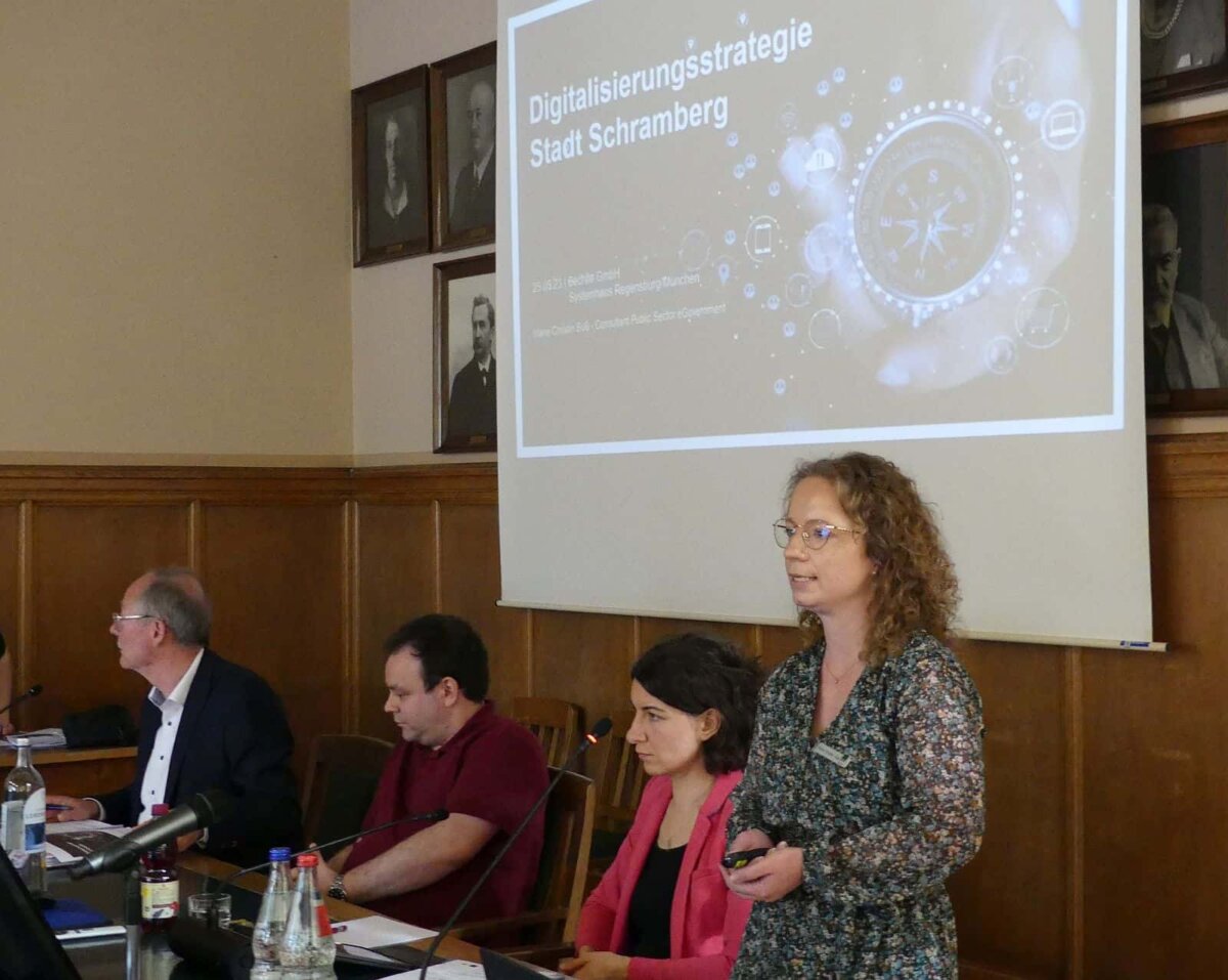 Marie-Christin Süß berichtete im Gemeinderat über die Digitalisierung. neben ihr OB Dorothee Eisenlohr IT-Abteilungsleiter Ulrich Greilinger und Fachbereichsleiter Uwe Weisser. Foto: him