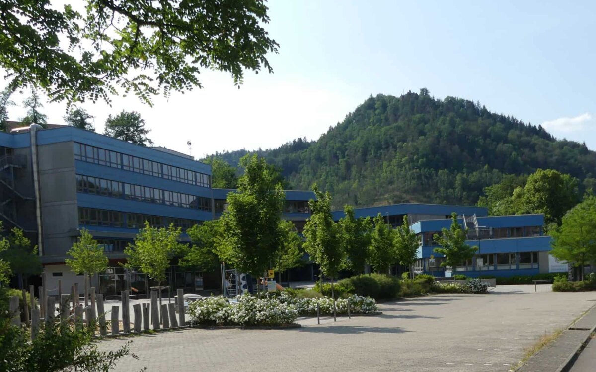 Es dauert und dauert: Sanierungsfall schramberger Gymnasium. Foto: him