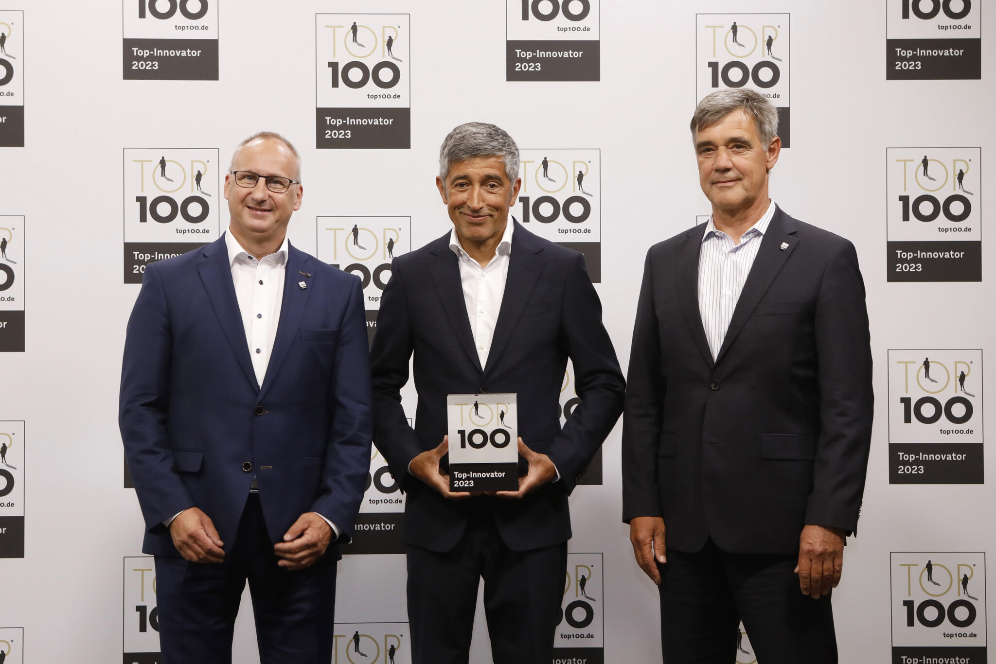 Der Schraubenhersteller HECO wurde für seine Innovationskraft mit dem renommierten TOP 100-Siegel ausgezeichnet. Im Rahmen des Deutschen Mittelstands-Summits überreichte Ranga Yogeshwar, prominenter Wissenschaftsjournalist, das Siegel. Von links nach rechts: Andreas Hettich (Leiter Business Development bei HECO), Ranga Yogeshwar, Achim Carstanjen (HECO-Geschäftsführer)  Bildquelle: KD Busch / compamedia