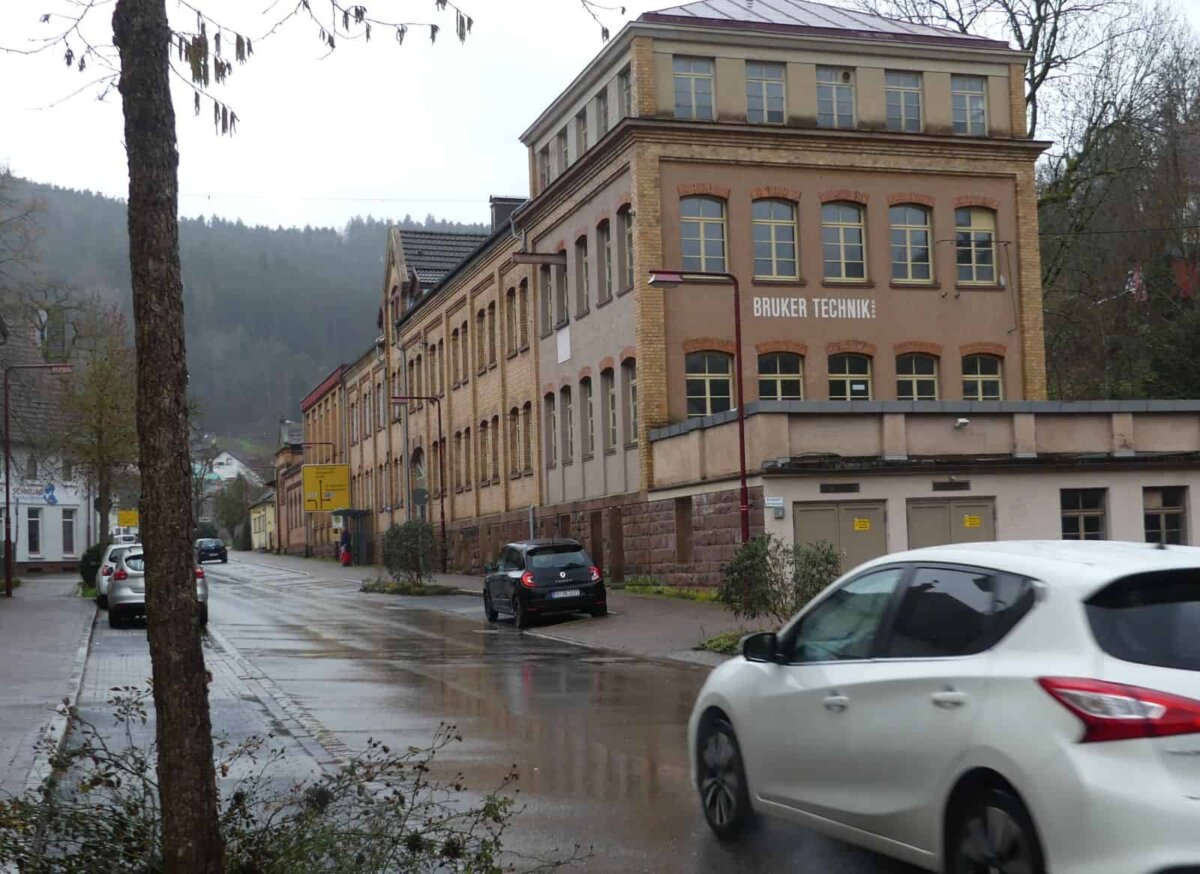 Der Landkreis möchte gern das ehemalige Fabrikgebäude von Pfaff und Schlauder in eine Gemeinschaftsunterkunft für Geflüchtete umbauen lassen. Foto: him