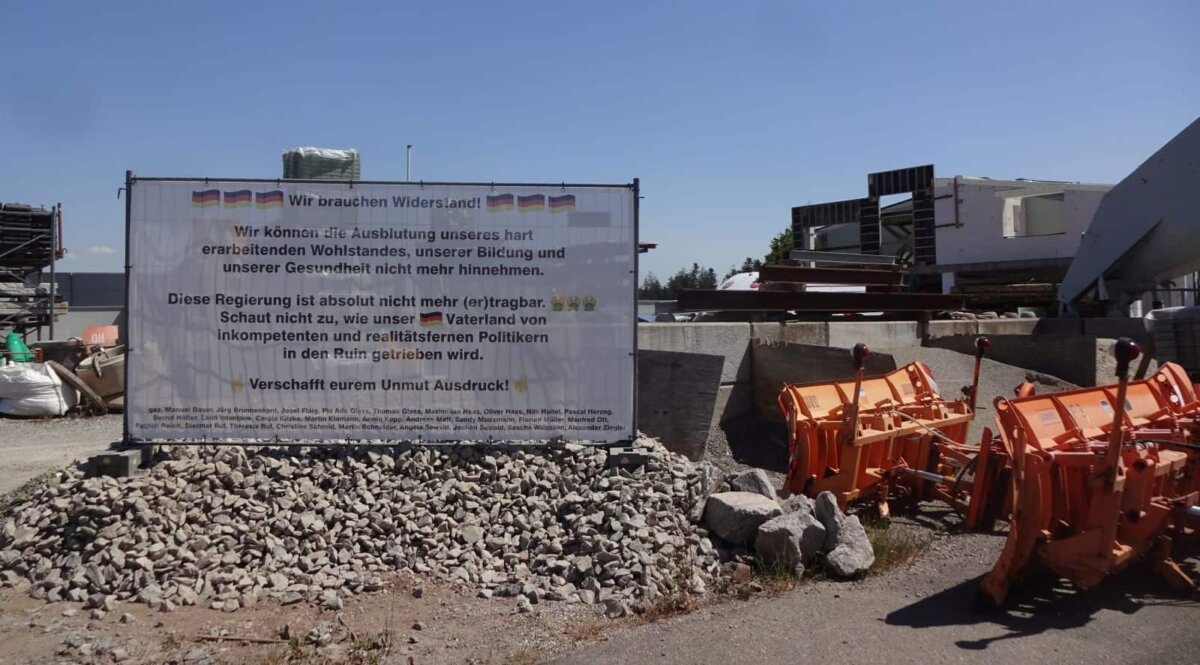 Zwischen Baugerätschaften und Schottersteinen: Sulgener Protestplakat. Foto: rem