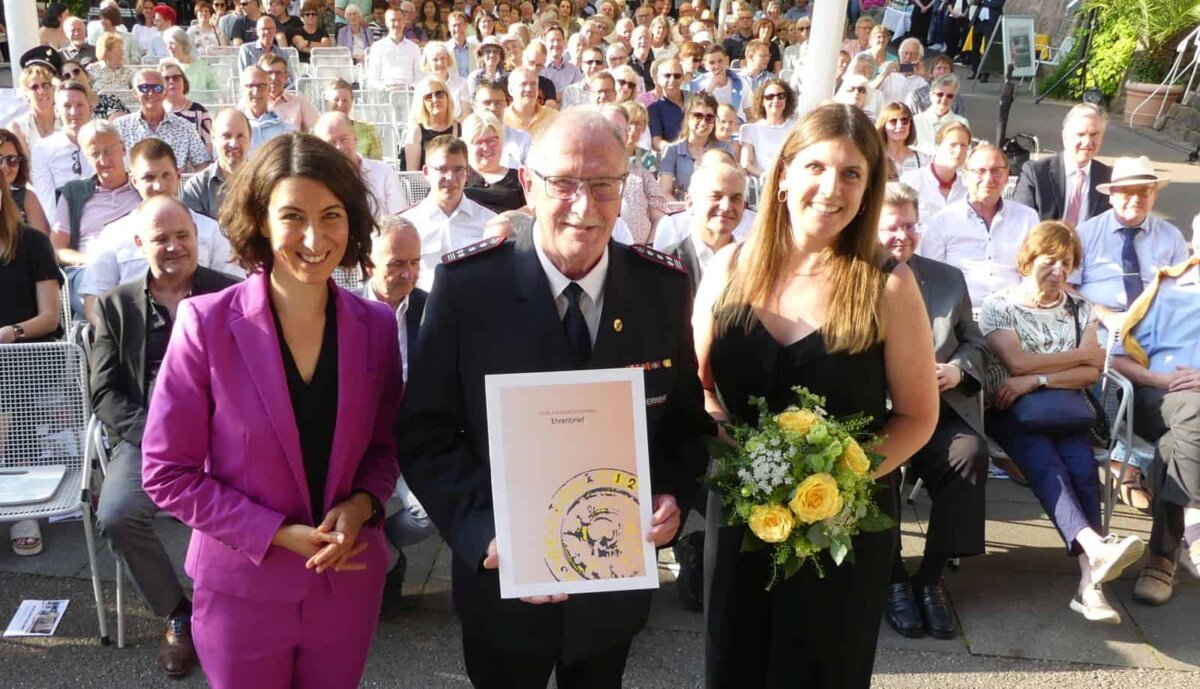 Der frühere Schramberger Stadtbrandmeister Werner Storz erhielt von Oberbürgermeisterin Dorothee Eisenlohr (links) den Ehrenbrief der Stadt Schramberg. In Vertretung ihrer Mutter Anita hat die Tochter Nadine die Blumen entgegen genommen. Foto: him